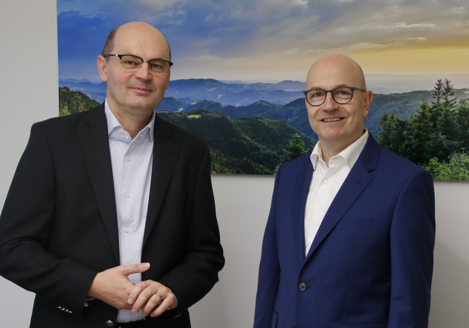 Stephan Trahasch links und Stefan Ernst rechts stehen vor einem Schwarzwaldfoto