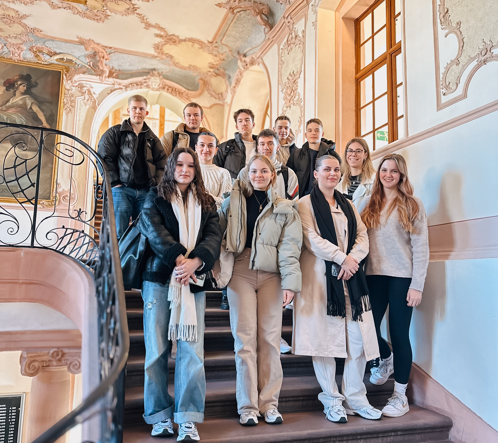 Die Schnupperstudierenden stehen auf der Treppe im Kloster Gengenbach
