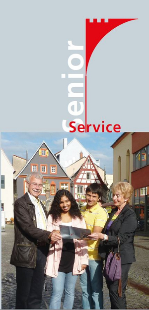 Titelblatt des Flyers auf dem ein älteres Paar mit internationalen Studierenden in der Offenburger Innenstadt in den Flyer schaut