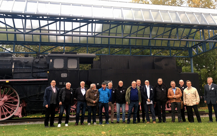 Die Teilnehmer des Treffens vor der Dampflokomotive an der Offenburger Hochschule.