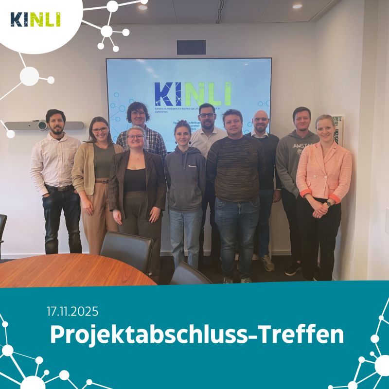 Gruppe von zehn Personen steht vor einem Bildschirm mit dem Schriftzug 'KINLI' in einem Besprechungsraum.