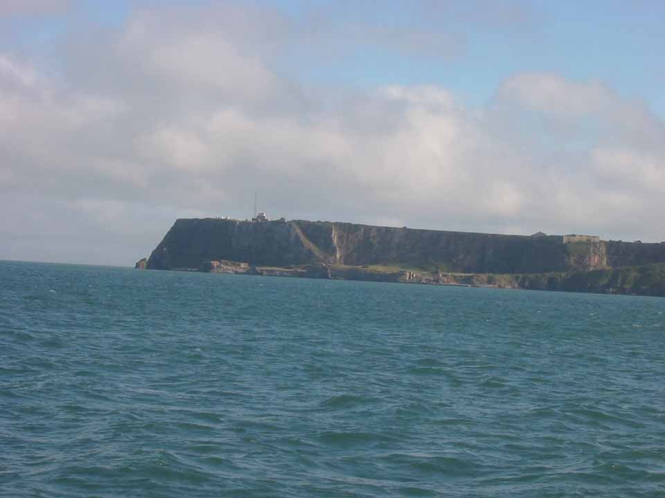 Berry Head bei Brixham. Circa anderthalb Stunden nach Start Point hat sich das Wetter beruhigt. Leichtwind, das Kap schützt uns vor der Restdünung