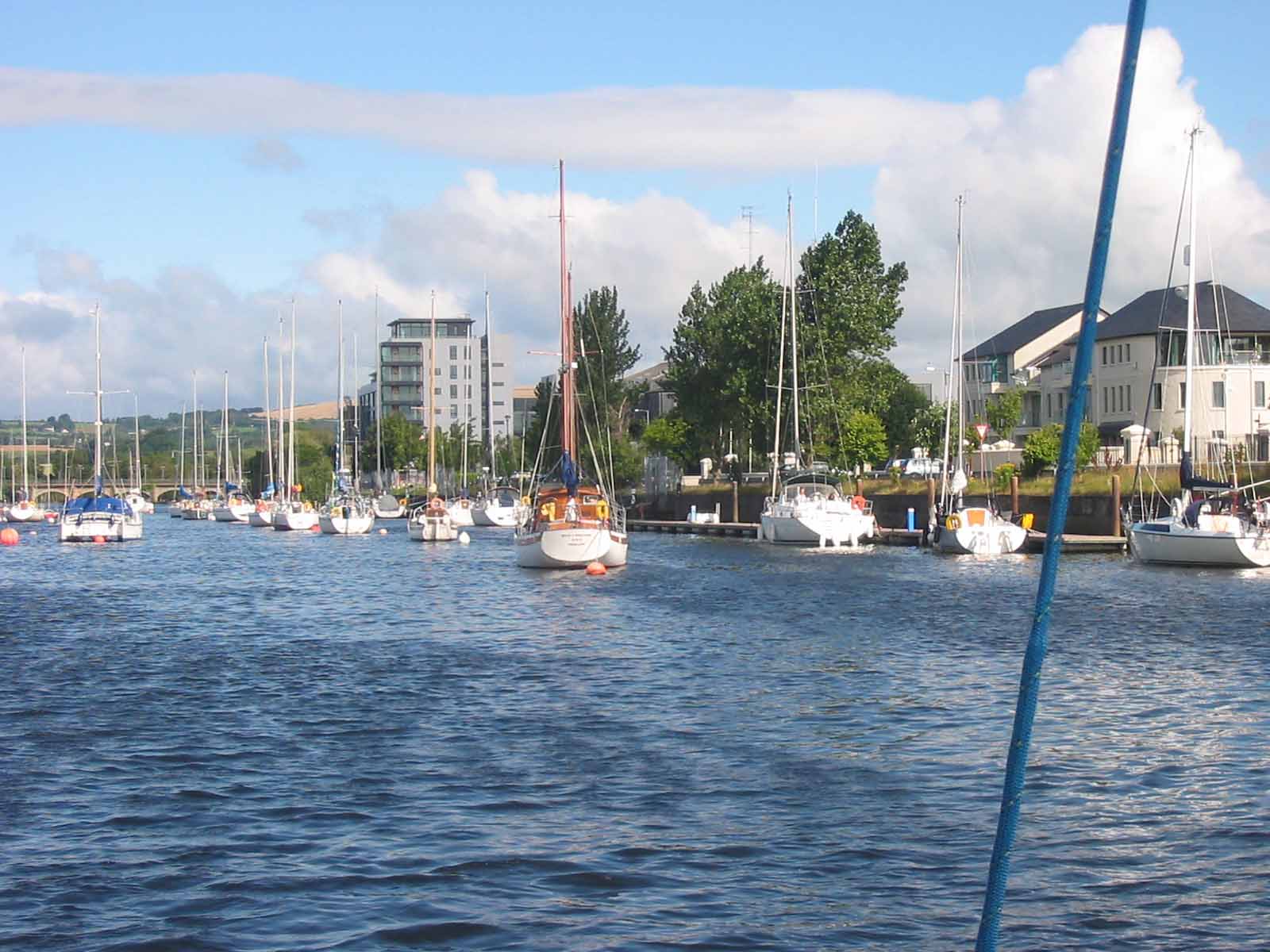 Arklow Harbour ist ein Gezeiten-Flusshafen, Eignerboote an Bojen, Gäste am Schwimmsteg