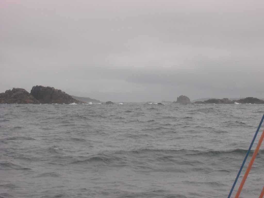 In den Zeiten als noch kein GPS gab, war die Gegend um die Klippen bei schlechter Sicht oder Sturm höchst gefährlich, denn die kaum aus dem Wasser ragenden Felsen, sieht man auch mit Radar nicht - schon gar nicht bei Regen