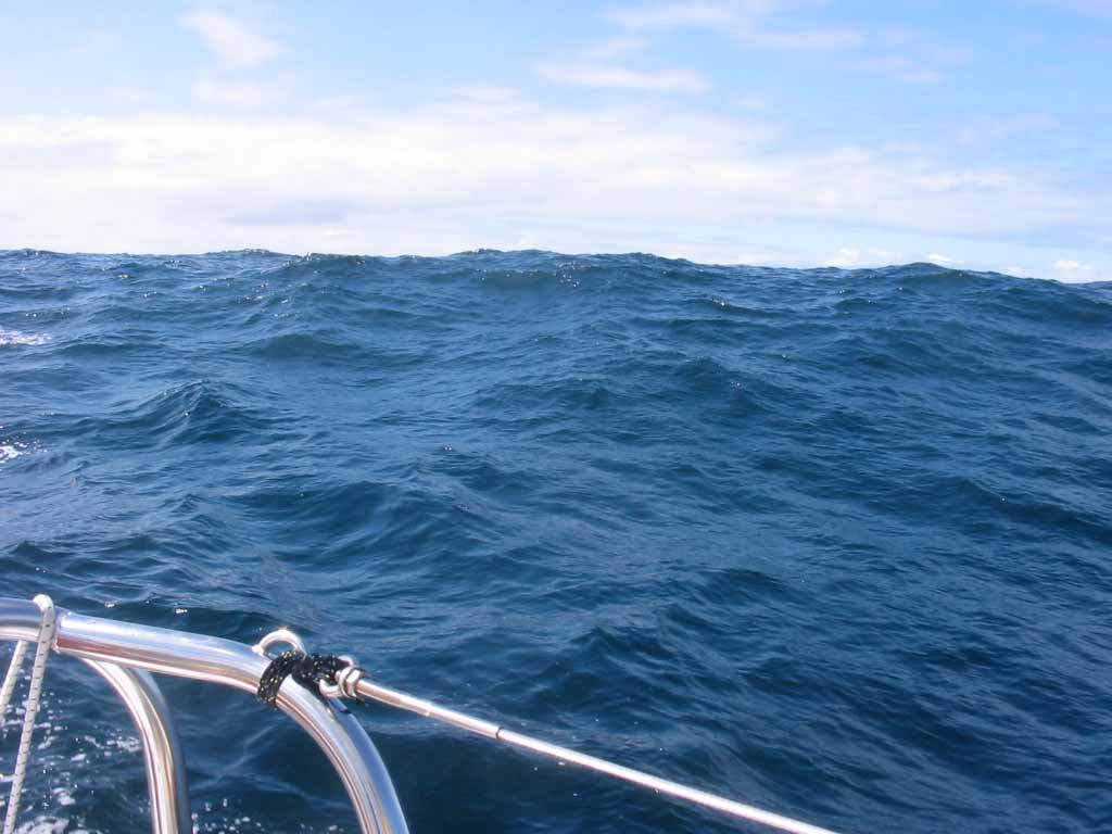 Blauwassersegeln? Zwischen den Scillies und Lands End, Cornwall, bei einer zwei Meter Dünung und bestem Segelwetter