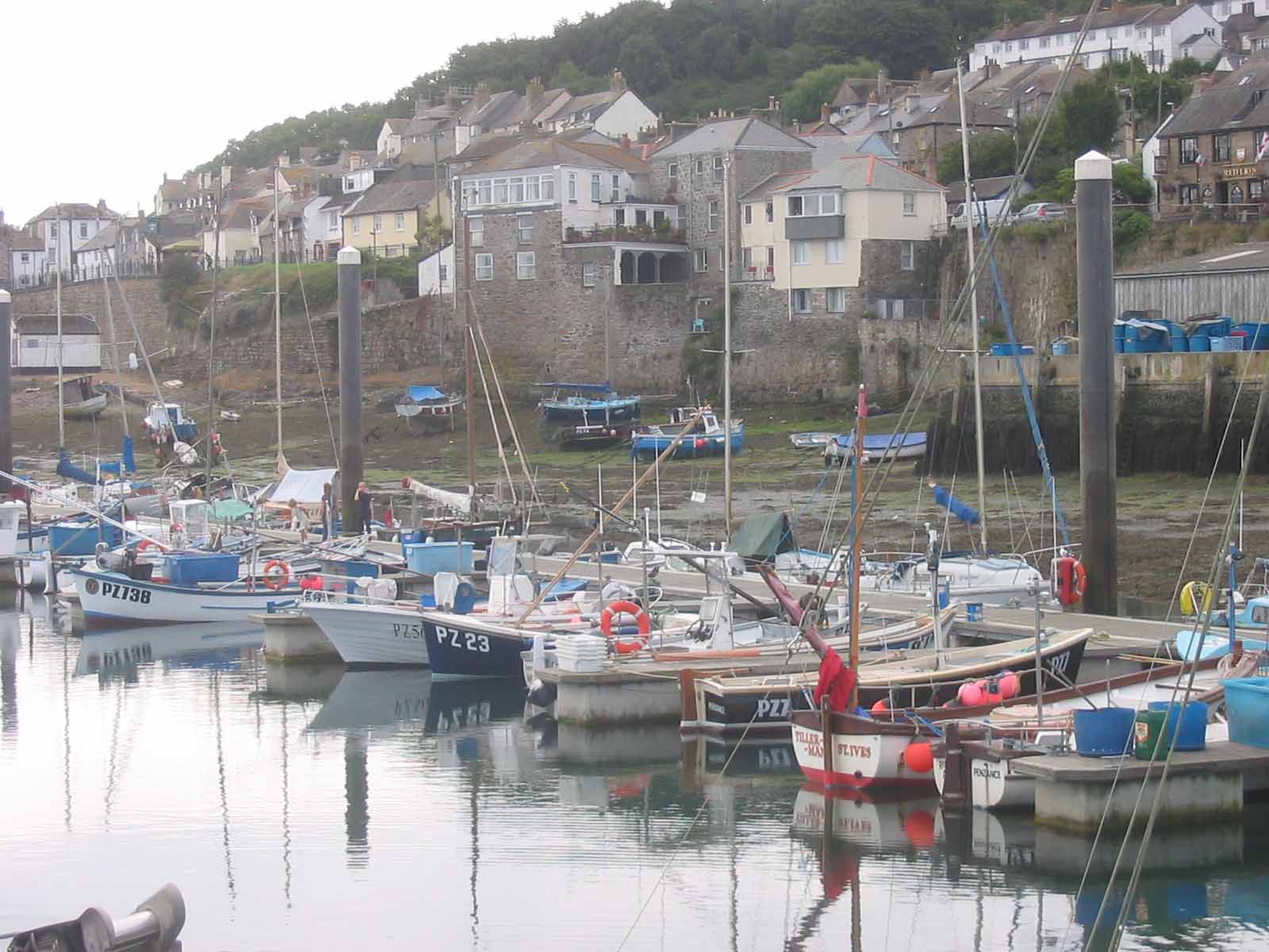 Nach der Ebbe Niedrigwasser in Newlyn, bei Springtide circa fünf Meter Tidenhub