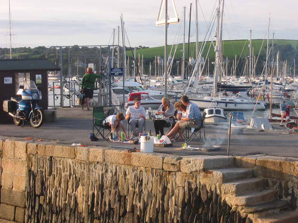 Im Hafen von Falmouth. Nach dem Angeln wurde der Fang dieser Familie gleich vor Ort gegrillt. Frischer geht es nicht