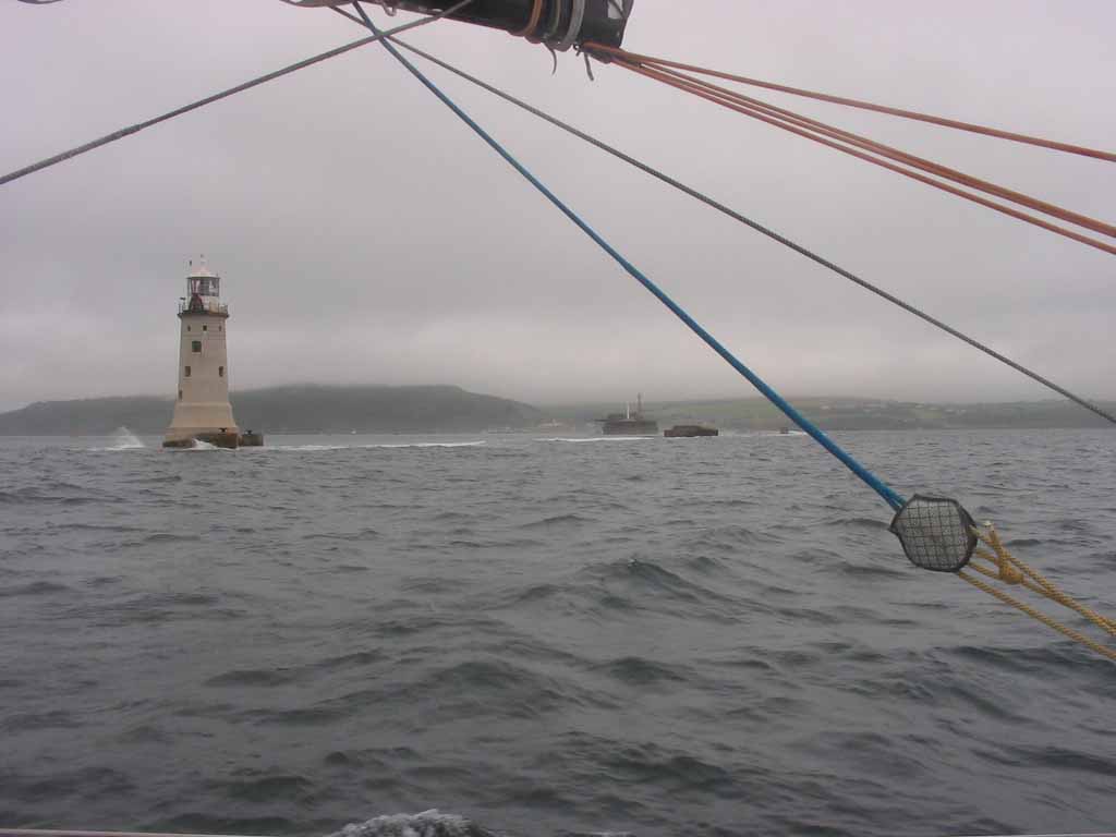 Der Wellenbrecher vor Plymouth bei Hochwasser. Man kann rechts oder links davon einfahren, so steht es im Hafenhandbuch. Wer es nicht gelesen hat, sollte durch das weiße Wasser gewarnt sein