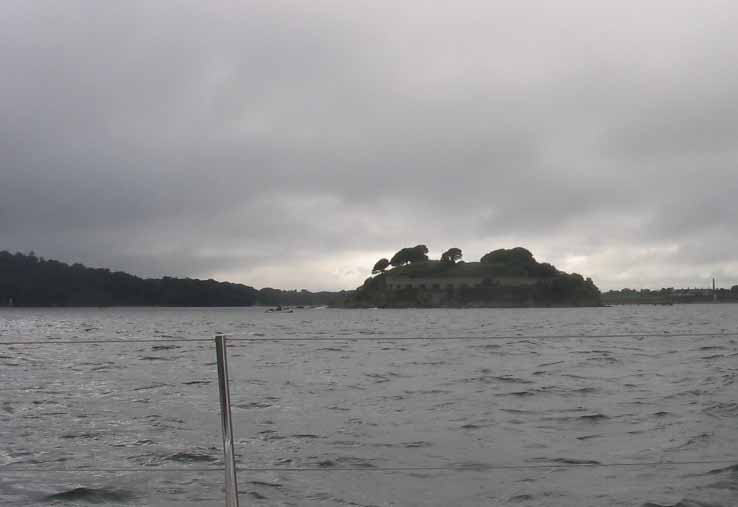 Drake's Island vor Plymouth, benannt nach Sir Francis Drake, dem englischen Freibeuter, Entdecker, späteren Vizeadmiral und ersten englischen Weltumsegler, als Navigator und Seemann bis heute eine herausragende Persönlichkeit der englischen Seefahrt