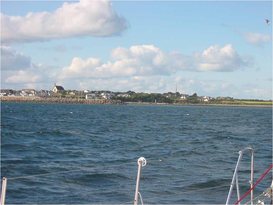 Ansteuerung Kilmore Quay, im Hintergrund die Einsteuerungsbake, nachts als Richtfeuer. Wer so einsteuert, dass beide Marken weitgehend übereinander stehen, kommt ohne Grundberührung in den Hafen