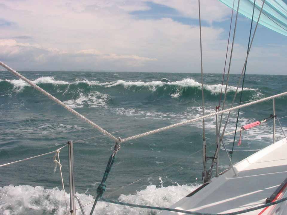 Bei gerade mal 8 kn solche Wellenbilde im Race, erzeugt vom starken Tidenstrom, der hier schon mal 6 kn und mehr erreichen kann. Wer hier bei Starkwind oder Sturm reinfährt sollte sein Testament gemacht haben