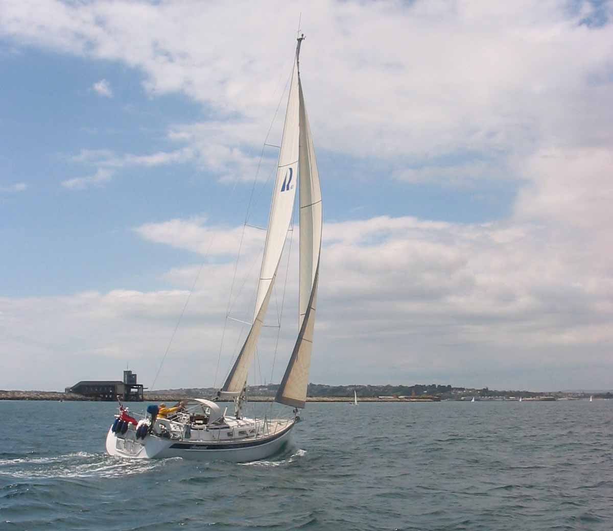 Auf dem Weg nach Weymouth. Im Hintergrund Portland Harbour, eine große Bucht durch starke Molen geschützt