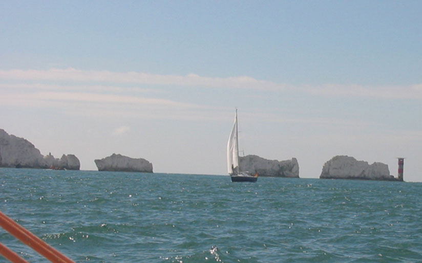 Im Solent, im Hintergrund The Needles, schmale Kalkblöcke, die von Westen betrachtet wie Nadeln aussehen