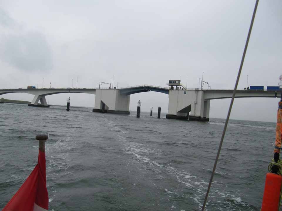 Zeelandbrugg passiert, fast eine halbe Stunde auf das Öffnen der Brücke gewartet