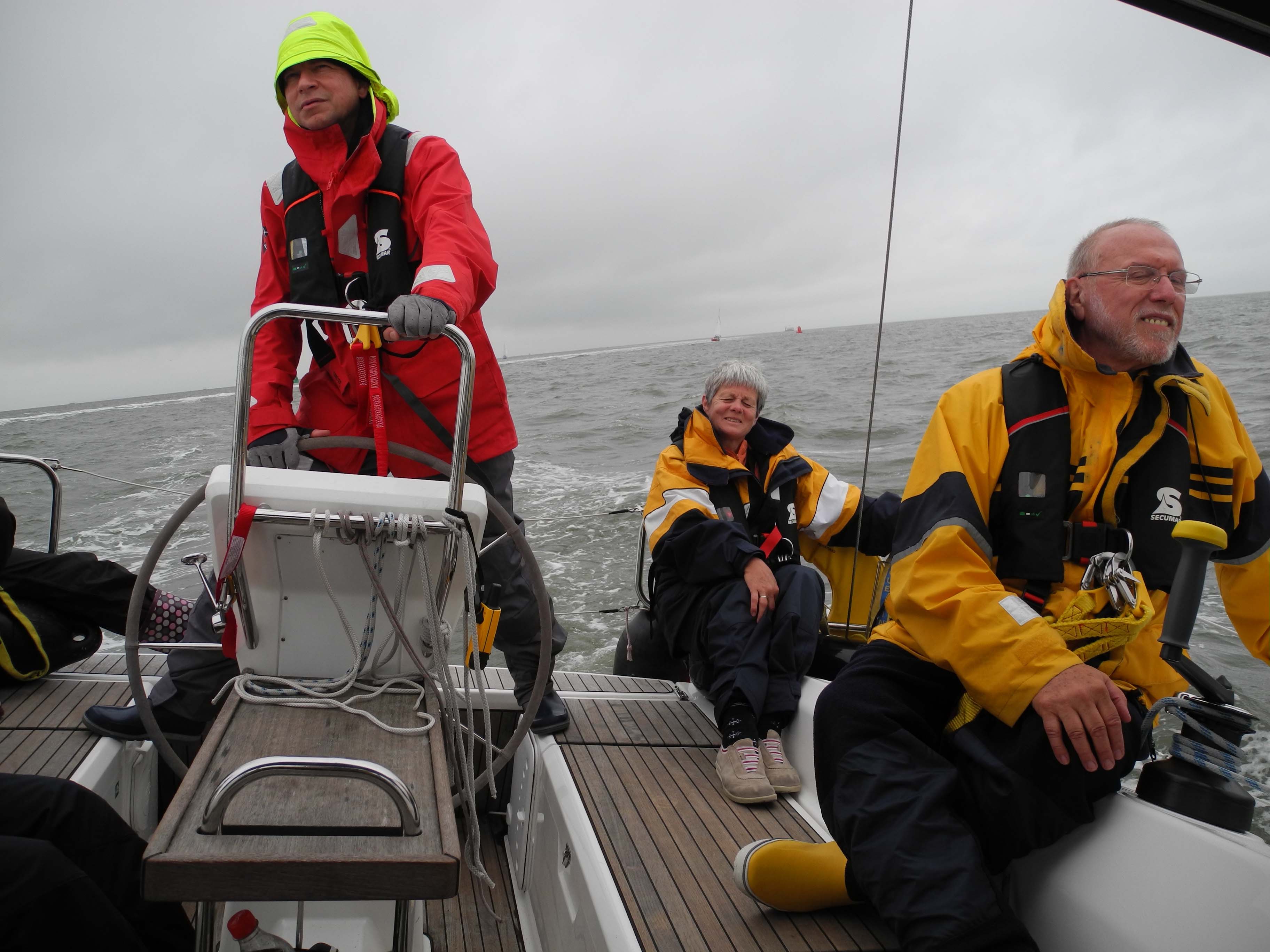 Tag 3 Zurück nach Harlingen: Nieselregen, Wind West 5 bis 6. Mit dem Flutstrom im Galopp durch Vliesstroom und Blauwe Slenk. ein geiler Ritt mit bis zu 9 kn über Grund. Doch auf die rasante Fahrt folgt eine Enttäuschung.