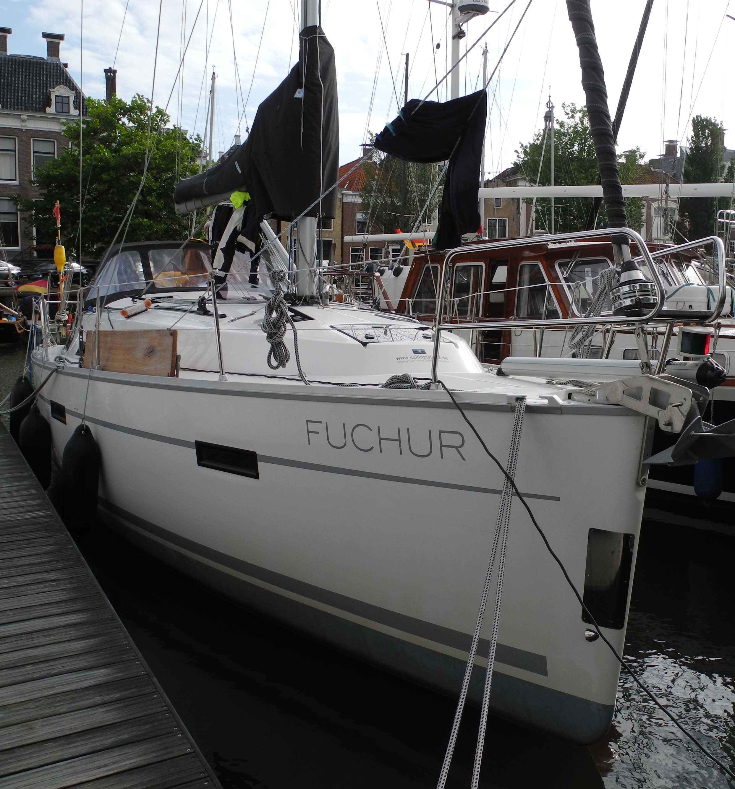 Tag 1: Die Fuchur, Bavaria 36 Cruiser, vom Vercharterer Sailing Island ist bestens ausgestattet. Das Fenderbrett ist allerdings von Bertram.