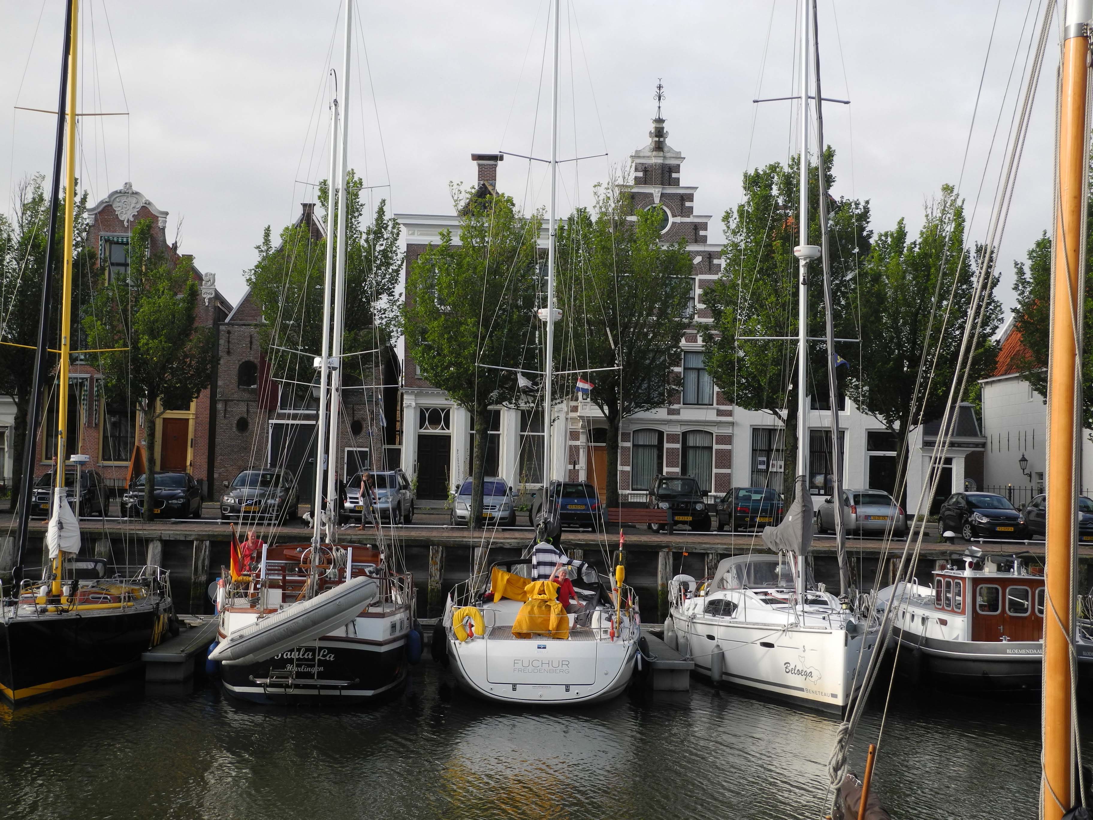 Nach Öffnen der Schleuse drängen alle wartenden Yachten in den Hafen. Das gleiche Spiel nach Öffnen der Prins Hendrik Brug zum Noorderhaven. Im Ostteil des Hafens nach der Raadhuisbrug haben wir prima Liegeplatz am Schwimmsteg nahe der Leeuwen Burg.