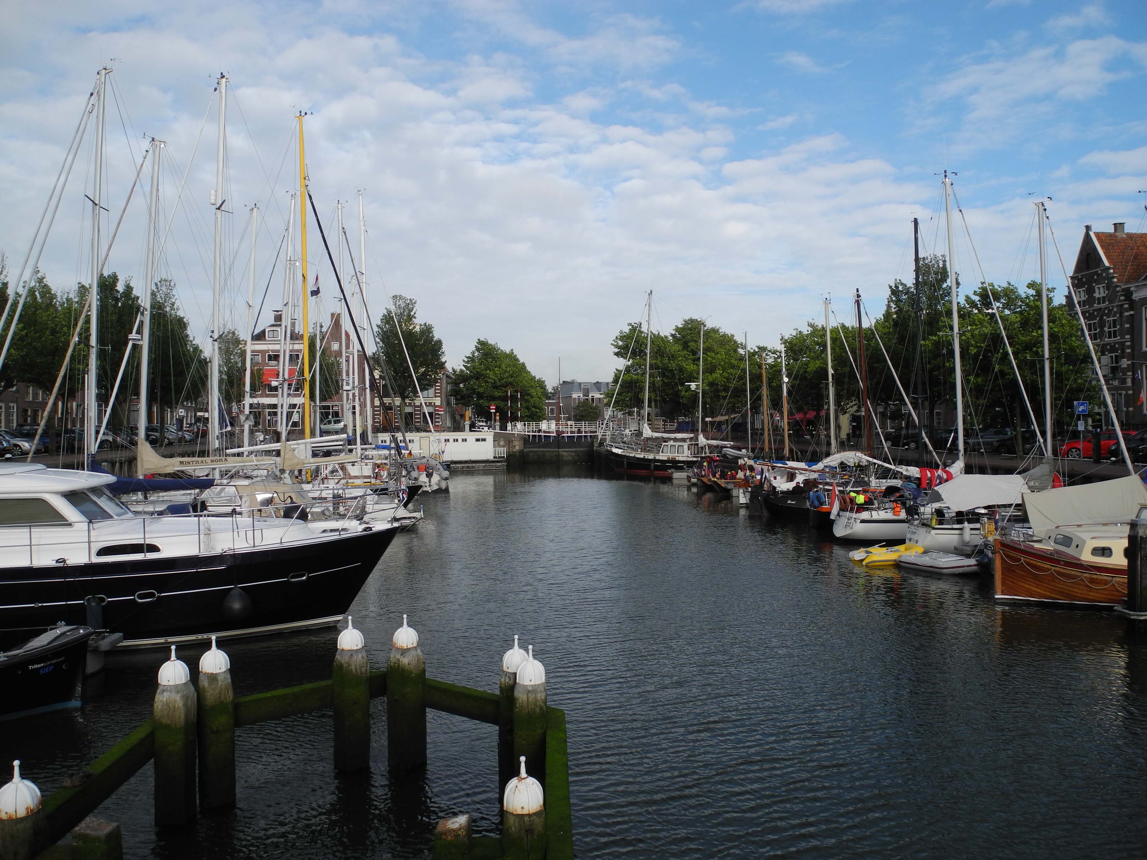 Die Schleuse zum Noorderhaven ist geschlossen, damit bei Springtide zu Hochwasser der Wasserstand im Hafen nicht zu hoch wird. Vom Hafendienst über Kanal 11 erfahren wir, dass wir circa zwei Stunden vor der Schleuse warten müssen.