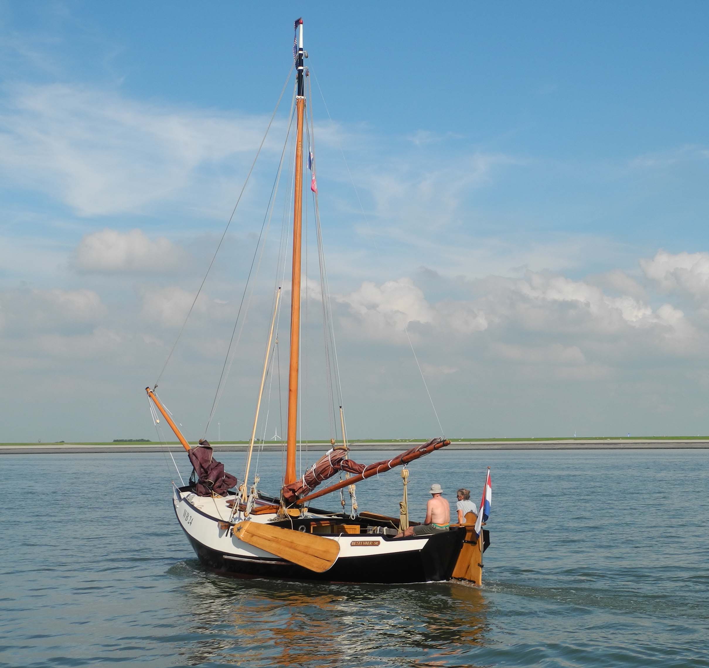 Tag 4 Zurück zum Ijsselmeer: Bummelfahrt im Boontjes Gat. Kaum wind, segeln mit 1,5 kn Fahrt. Also Unterwasserfock wie die anderen auch.