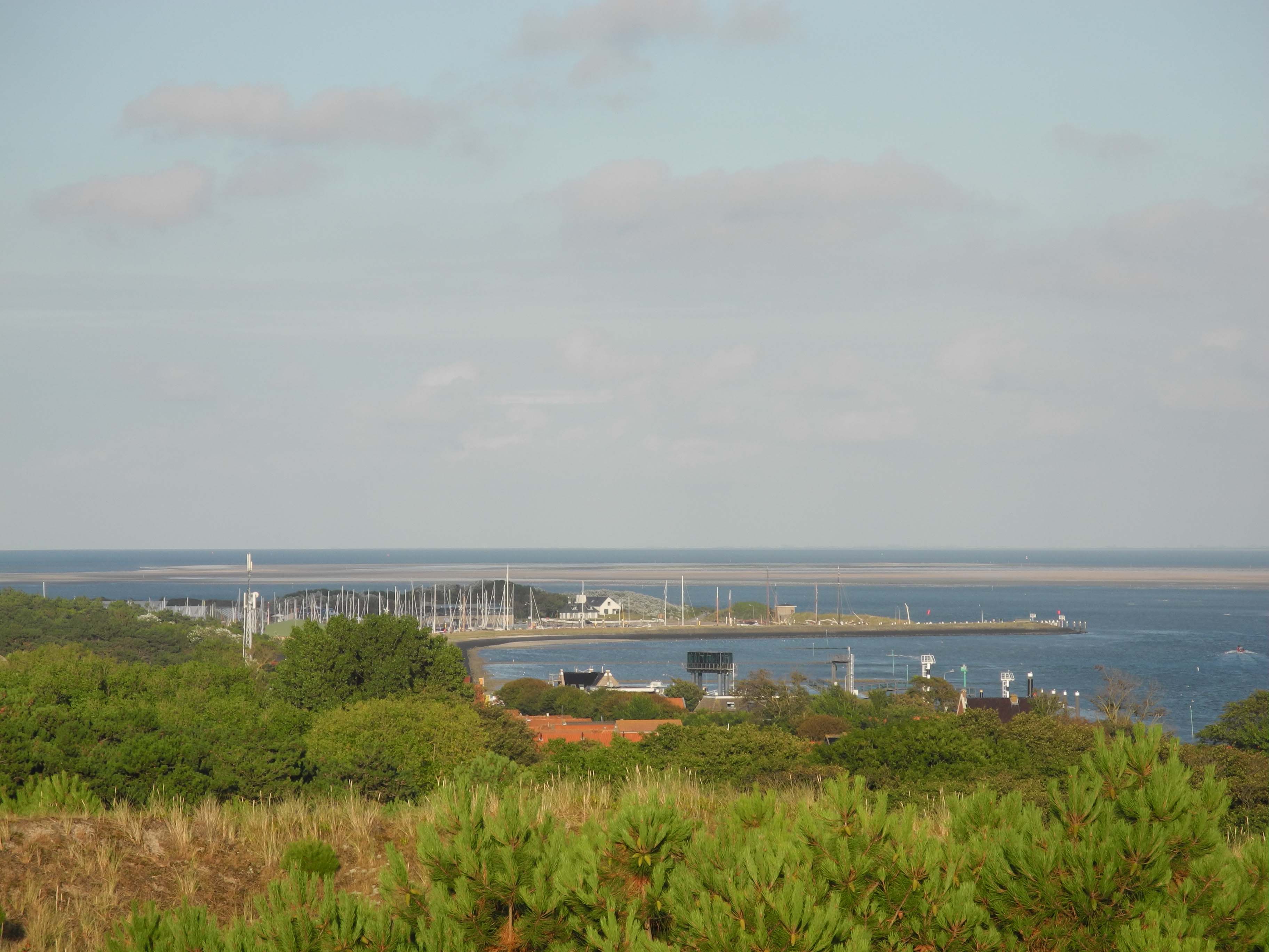 Vlieland, wieder einmal: Nach teils hartem Gegenan mit Westwind mit Bft. 6+ durch Blauwe Slenk und Vliesstroom im Waddenhaven Vlieland angekommen. Dort empfängt   uns schönstes Sommerwetter. Da war der Gang hoch zum Leuchtturm angesagt.