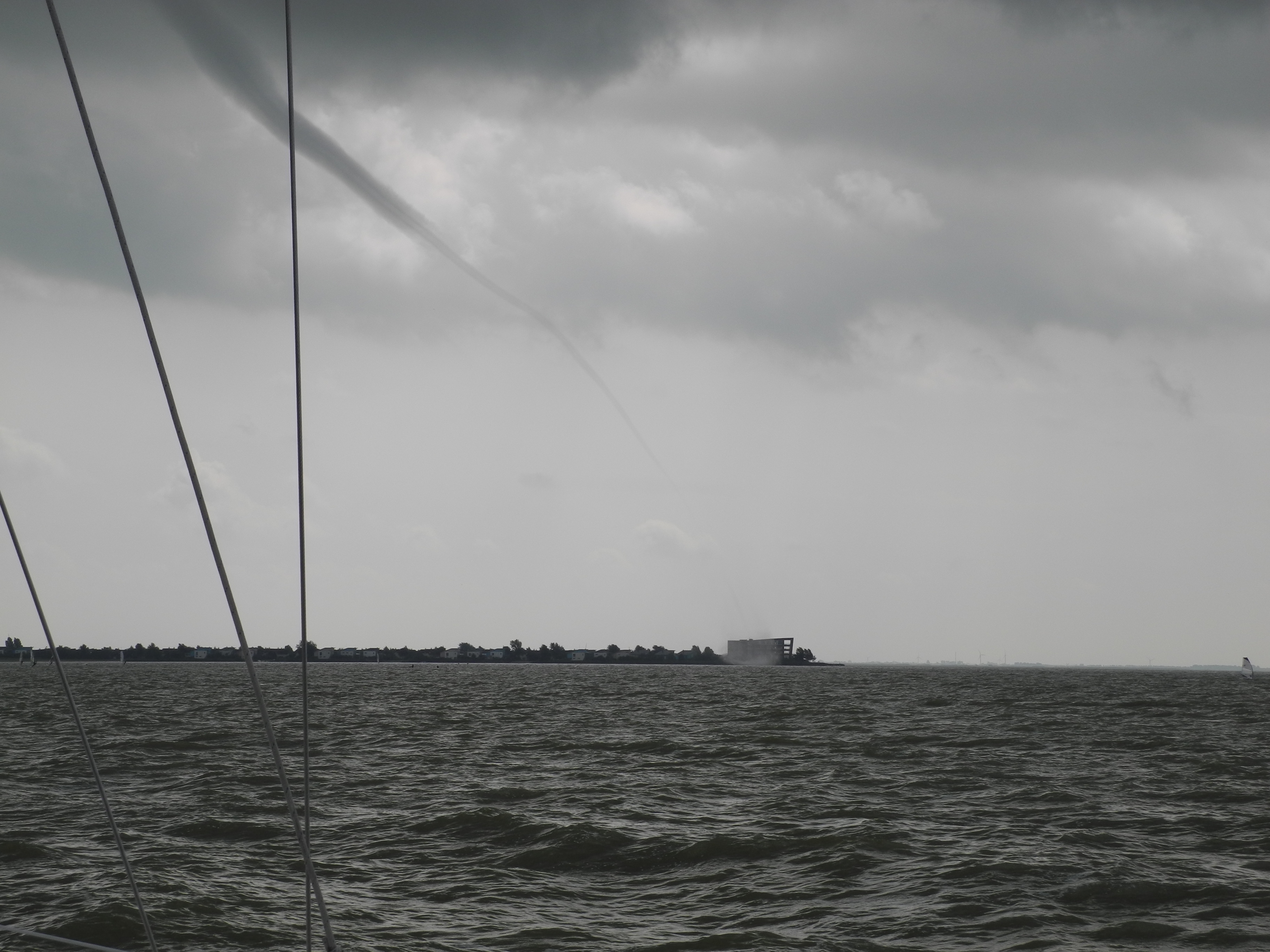 Wasserhose vor Makkum: Was kann man tun, wenn man so was sieht? Beobachten und gegebenenfalls ausweichen. Die Segel müssen natürlich geborgen sein.