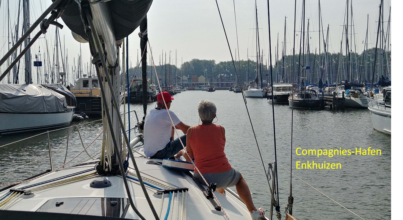 Enkhuizen, Comapgnieshavenm stadtnah, das gibt es immer einen Platz, gute Sanitäranlagen und einen kleinen Supermarkt. Da kann man gegrillte Hähnchen bestellen. Seglerladen auch dabei,