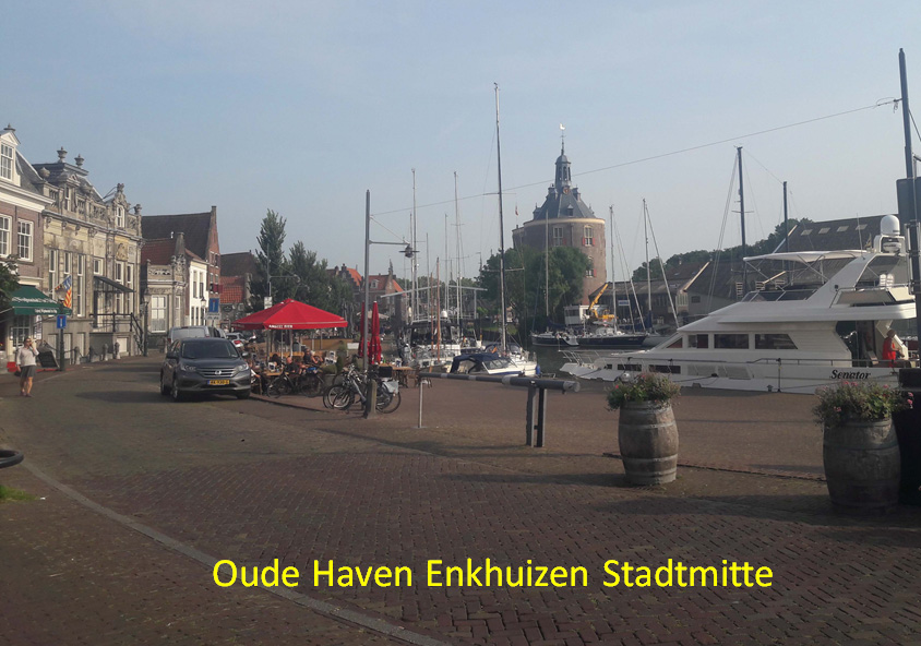 Oude Haven, ein idyllischer Hafen mitten in der Stadt. Abends bis gegen Mitternacht noch Betrieb in den Bars und Restaurants