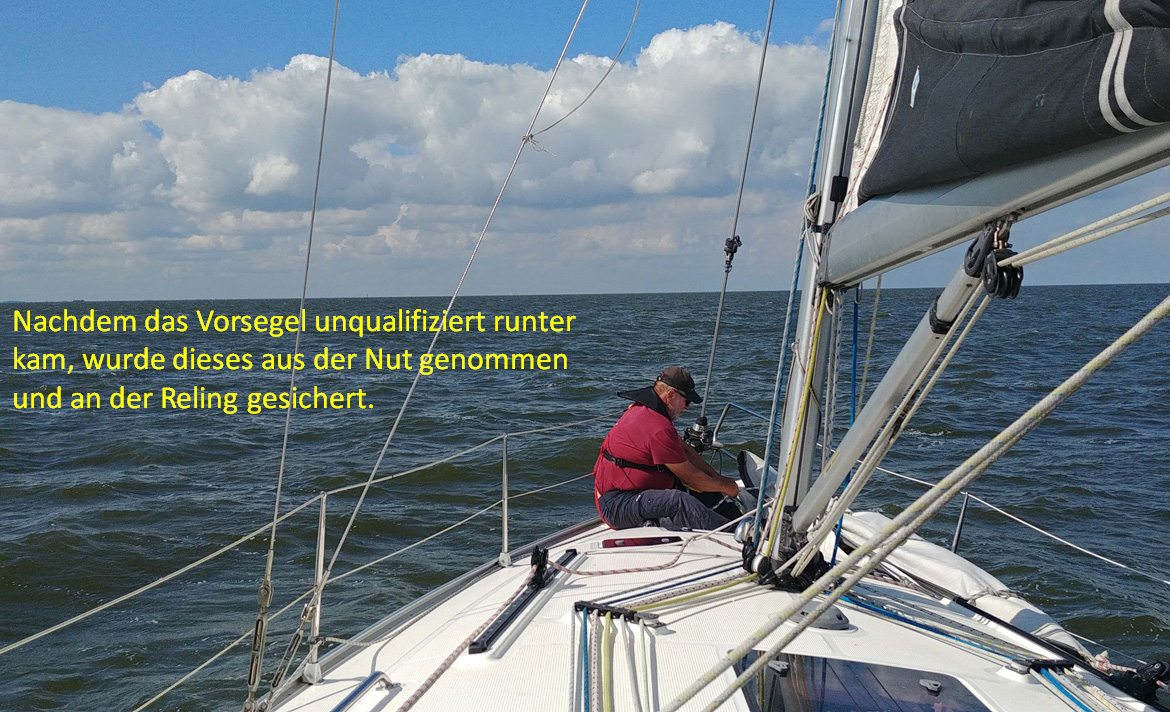 Was jetzt, Der Skipper ist gerade unter Deck, um mal in die Karte zu schauen, da schreit die Crew vom Cockpit nach ihm. Die Genua kam runter. Warum war vorerst nicht zu erkennen. Also Genua abmontieren, etwas anstrengend bei dem Geschaukel