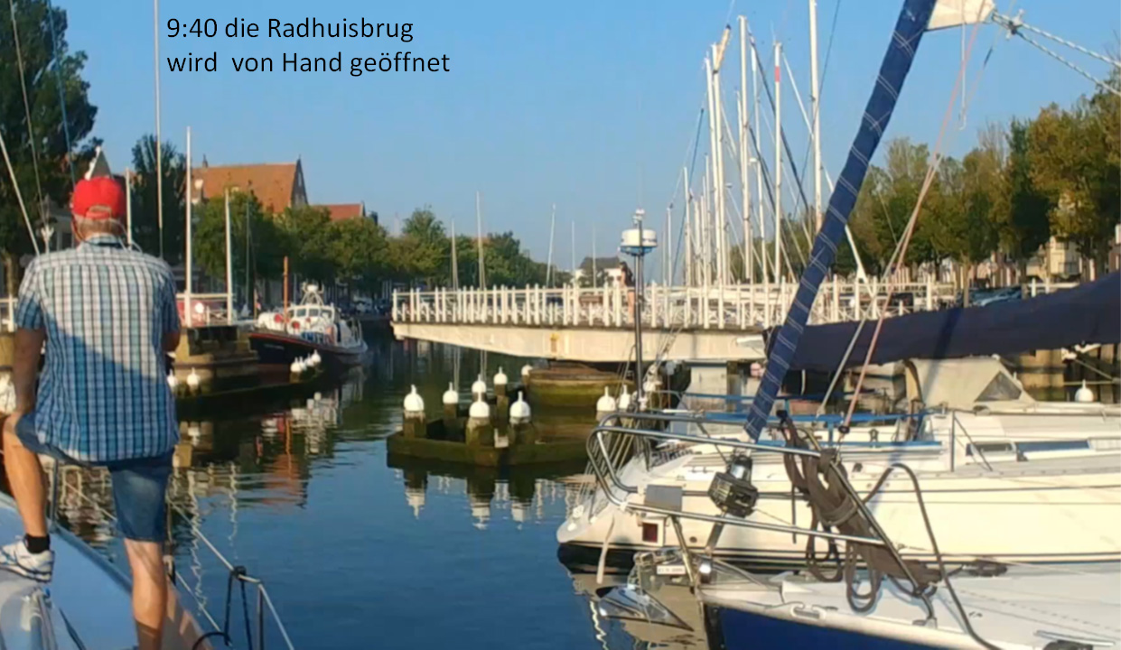 Tag 4: Von Harlingen geht es zurück in Ijsselmeer. Das Boot verlässt den Norderhaven und pünktlich wie vereinbart öffnet die Mitarbeiterin des Hafenmeisters die Radhuisbrug, eine Drehbrücke, per Hand.