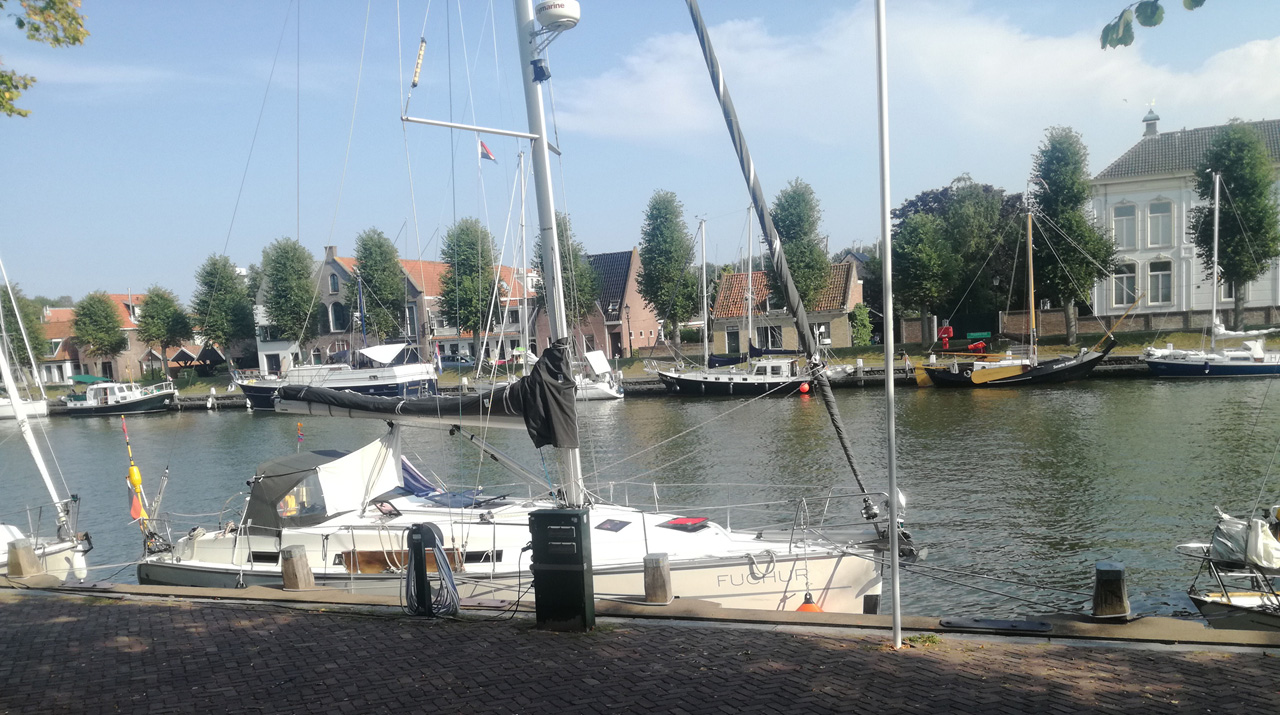 In Medemblik, ebenfalls ein altes holländisches Städtchen, liegen wir am liebsten am Middenhaven in Altstadtnähe am Kai, oft auch im Päckchen