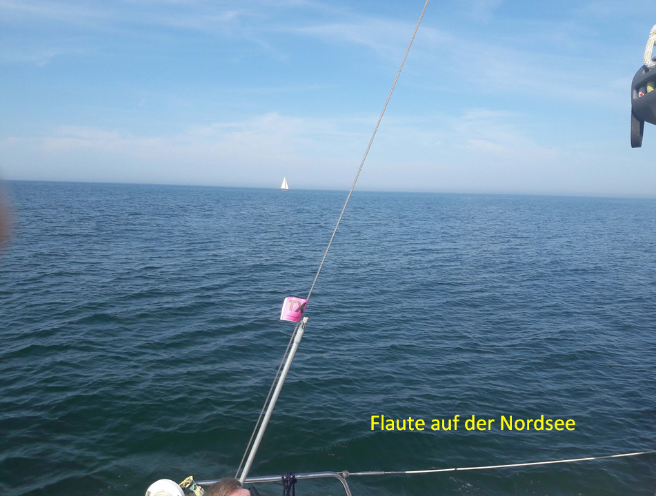 Bummelfahrt: Statt Wind und einer spannenden Segelfahrt schiebt Strom zart mit circa 1 Knoten um die Eierlanschen Gronden (Sandbänke durch den Ebstrom) und Vliehors (Nato-Schießgebiet der Luftwaffe)