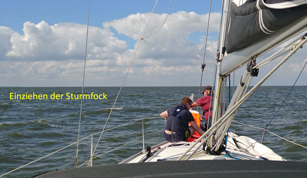 Sturmfock statt Genua: 3,5 kn Fahrt nur mit dem Groß ist unbefriedigend, also die Sturmfock eingefädelt und am Spi-Fall hochgezogen. Immerhin 5 kn Fahrt gegen eine bockige Ijsselmeer typische Welle