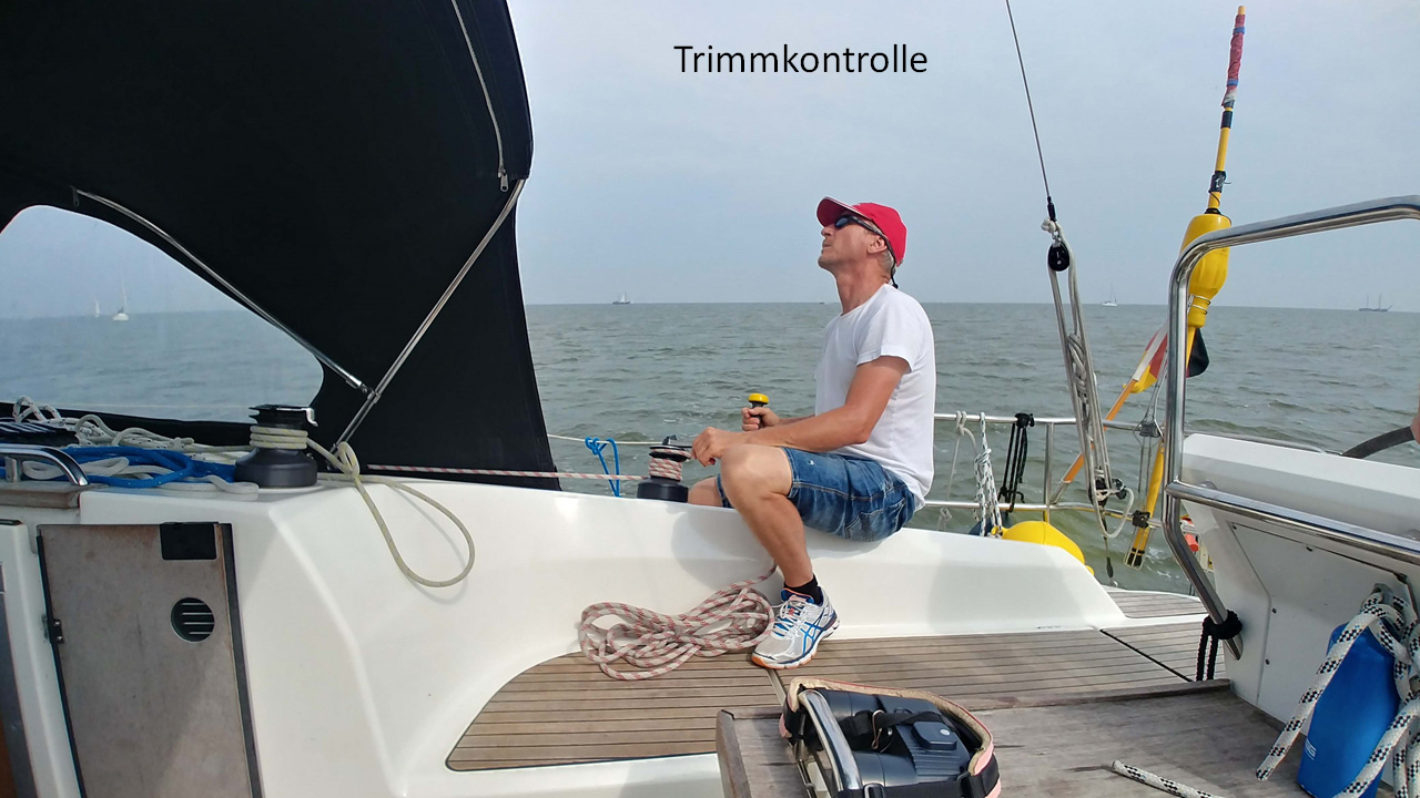 Erstmals können Über-Bord-Manöver unter Segel geübt werden. Die Fuchur ist ein Ausbildungsboot von Sailing Island. Sie ist das gewohnt. Die Crew, die bisher nur die SSG-Boote kannte, ist begeistert, dass die Manöver auch mit der 36er gelingen