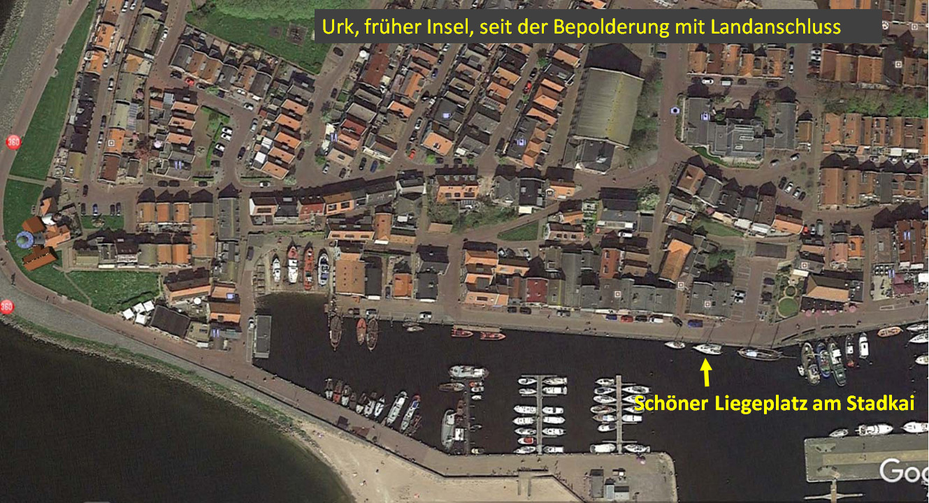 Urk: Immer schön, am Stadtkai anzulegen, sich was mit Fisch zu besorgen und lecker zu lunchen. der Pfeil zeigt auf ein Boot, nicht die Fuchur, aber da lag sie