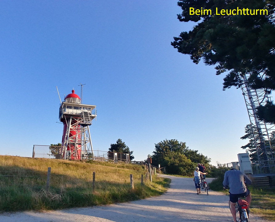 Rad schiebend geht es dann hinauf zur höchsten Erhebung im Watt. Oben erwartet der Leuchtturm Vuurtor die Gruppe. Immer wieder schön.