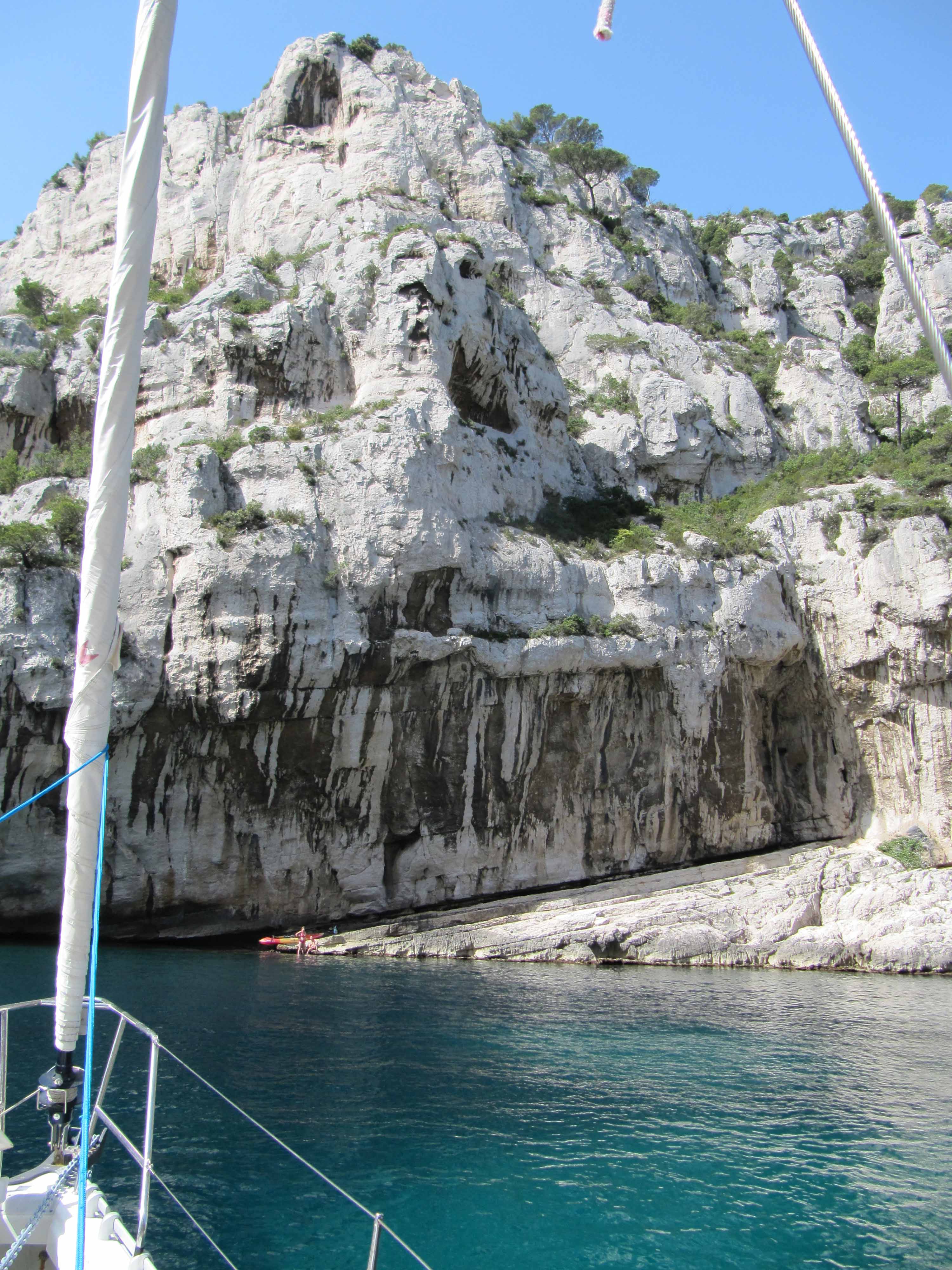 Blick vom Segelboot auf die Felswand der Calanque