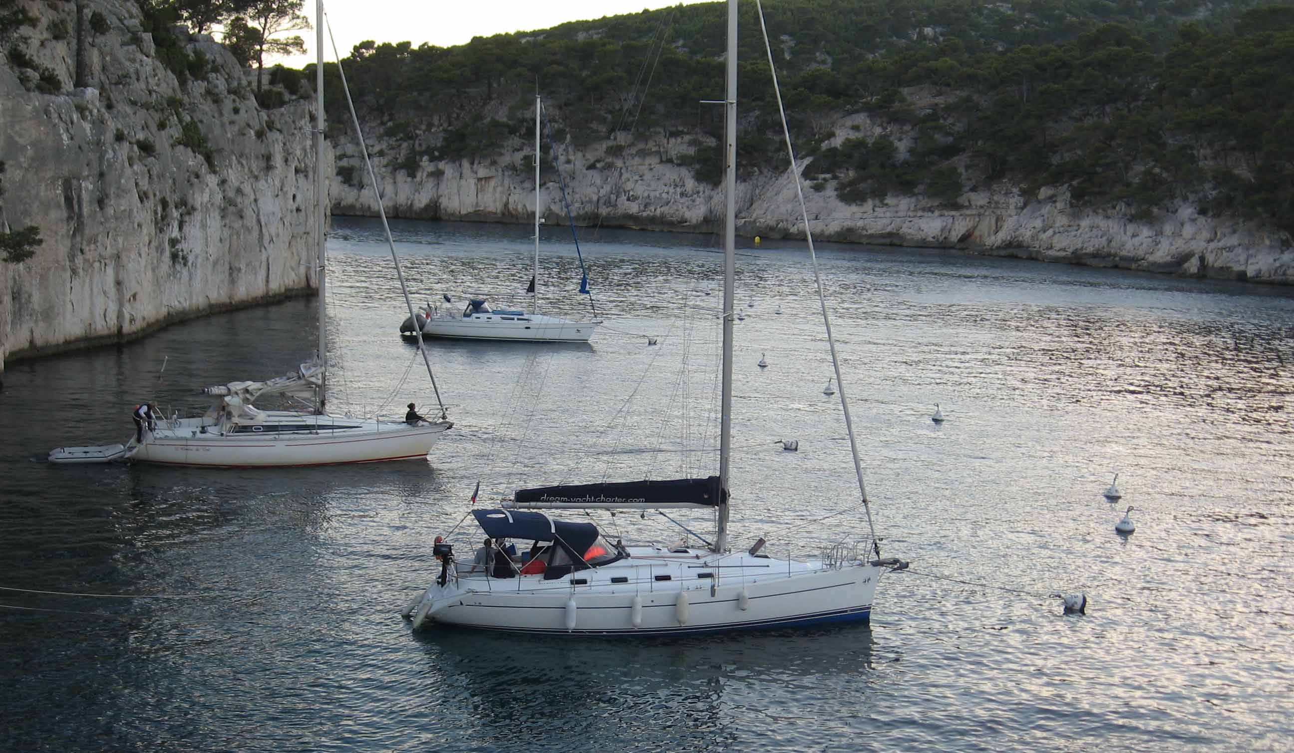 Fest an Boje und Heckleine in der Calanque Port Miou