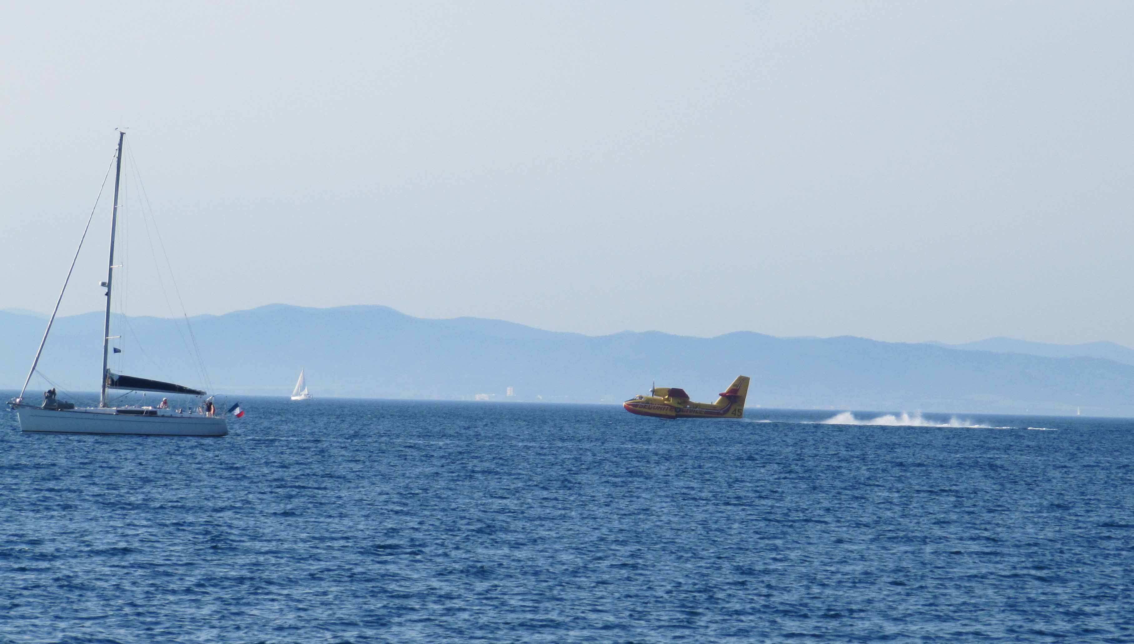 Löschflugzeug beim Üben: Tank wird gefüllt ...