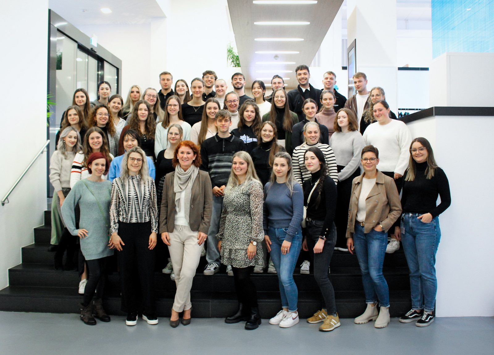 Gruppenfoto auf der Treppe im Gebäude