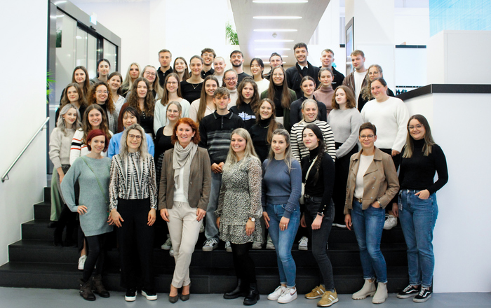 Gruppenfoto auf der Treppe im Gebäude