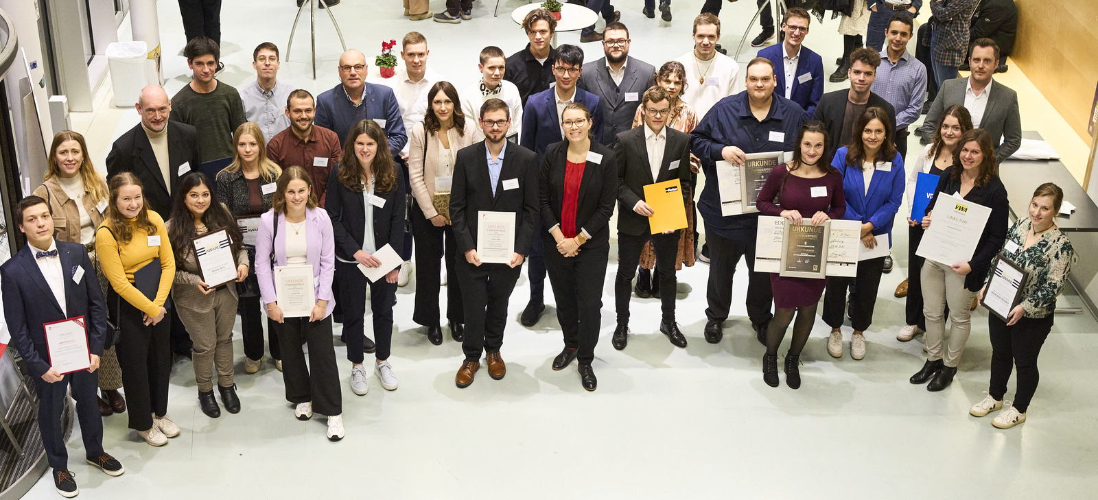 Gruppenfoto der Ausgezeichneten mit Urkunden