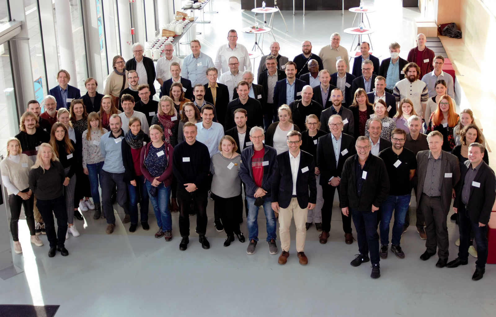 Gruppenfoto der in Offenburg anwesenden Teilnehmenden der AG-ERA-Tagung im Foyer von Gebäude D