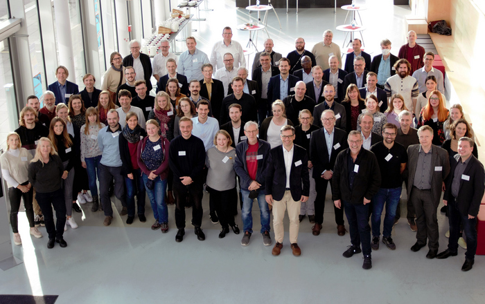Gruppenfoto der in Offenburg anwesenden Teilnehmenden der AG-ERA-Tagung im Foyer von Gebäude D