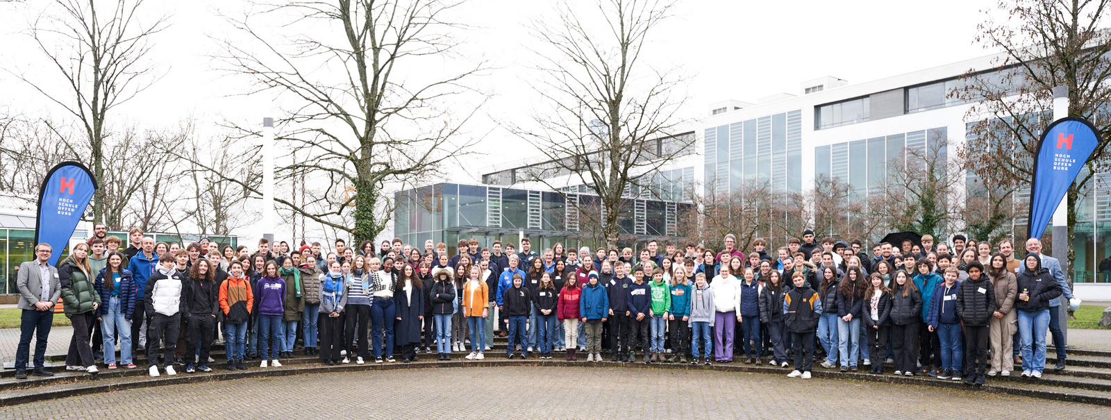 Gruppenfoto der Teilnehmenden auf dem Campus