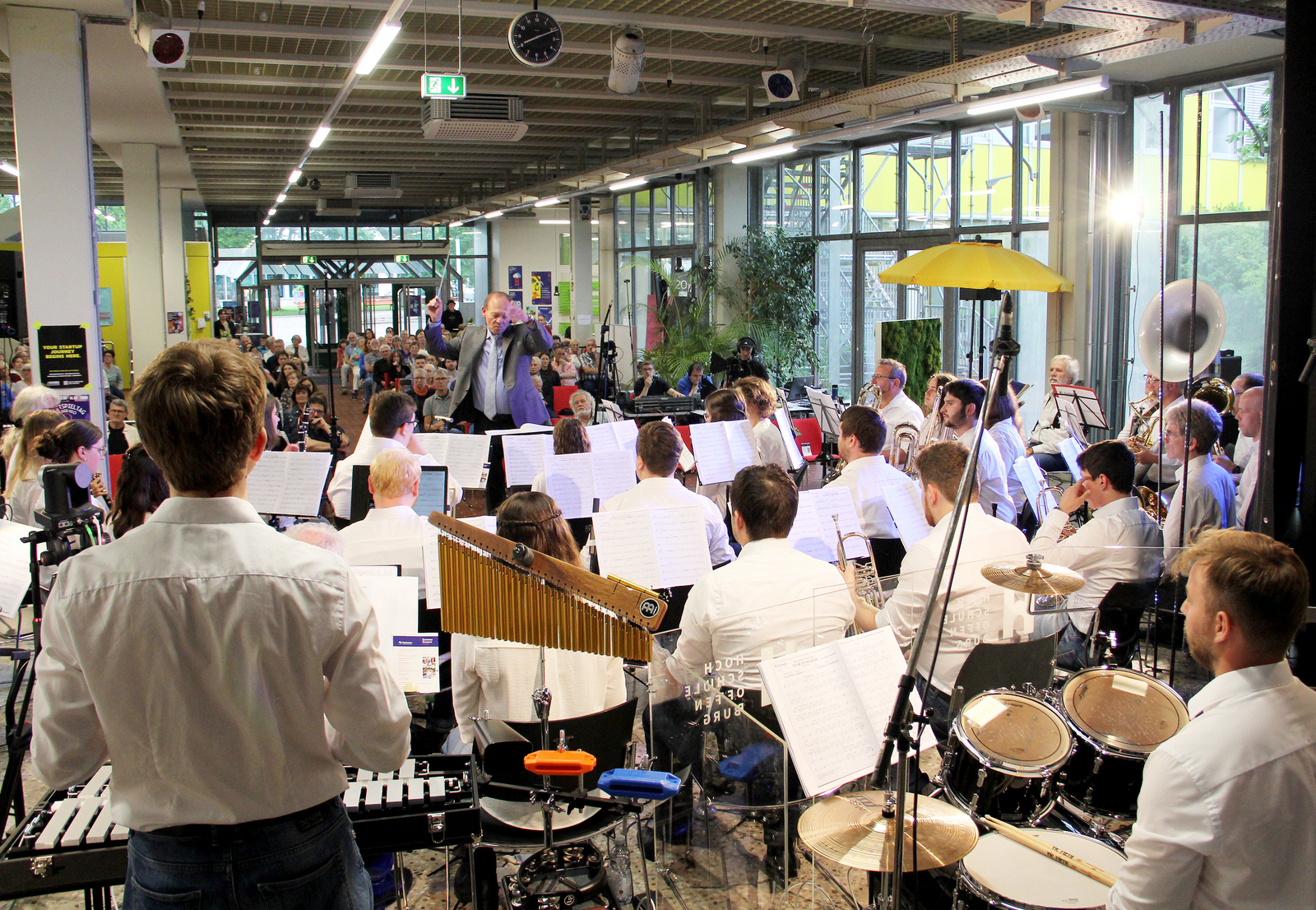 Das Hochschulorchester von hinten mit Glockenspiel
