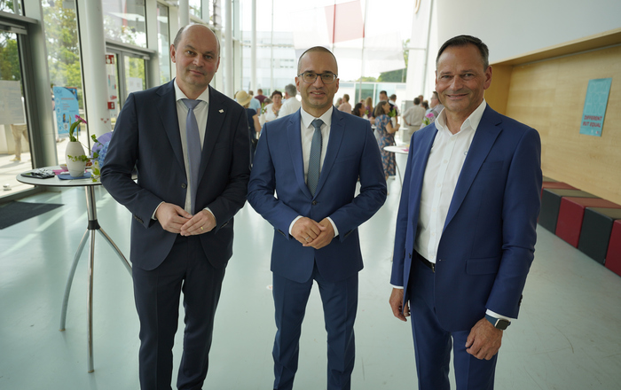 Rektor Prof. Dr. Stephan Trahasch, Kanzler Dr. Bülent Tarkan und der Hochschulratsvorsitzende Klaus Erdrich (von links) stehen im Foyer von Gebäude D.