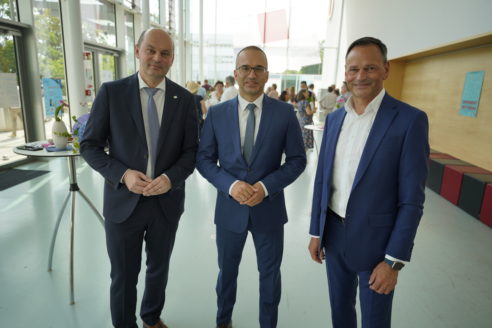 Rektor Prof. Dr. Stephan Trahasch, Kanzler Dr. Bülent Tarkan und der Hochschulratsvorsitzende Klaus Erdrich (von links) stehen im Foyer von Gebäude D.