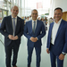 Rektor Prof. Dr. Stephan Trahasch, Kanzler Dr. Bülent Tarkan und der Hochschulratsvorsitzende Klaus Erdrich (von links) stehen im Foyer von Gebäude D.