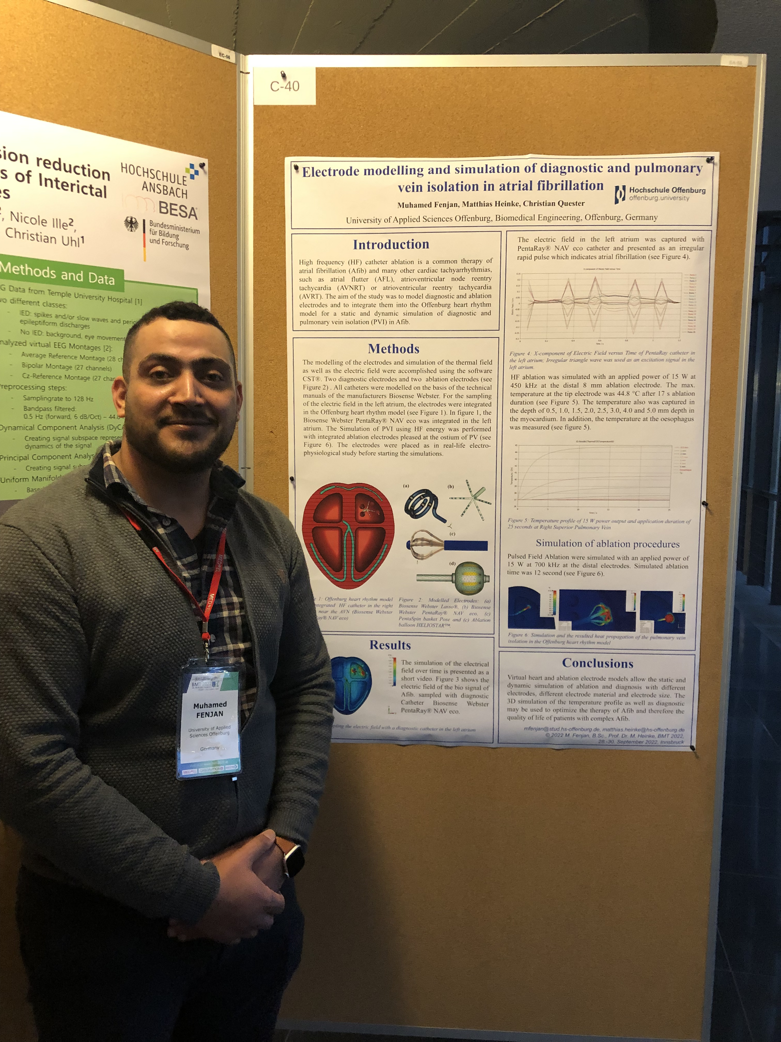 Muhamed Fenjan neben dem Poster