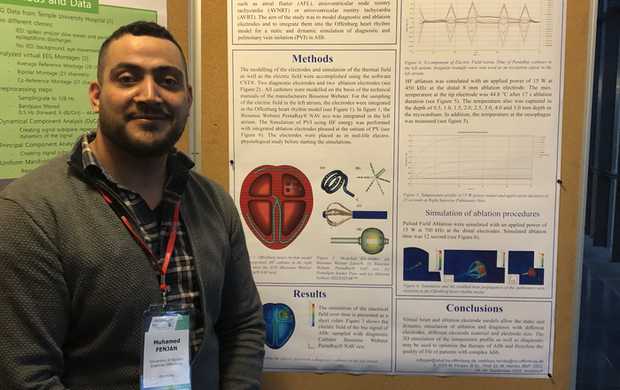 Muhamed Fenjan neben dem Poster